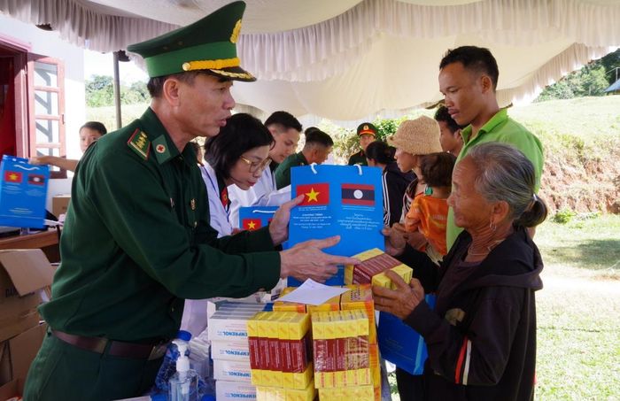 Thượng tá Nguyễn Văn Dũng, Trưởng ban Quân y BĐBP Kon Tum cùng quân y Bệnh viện Quân y 87 cấp phát thuốc cho người dân. Ảnh: Duy Khiêm