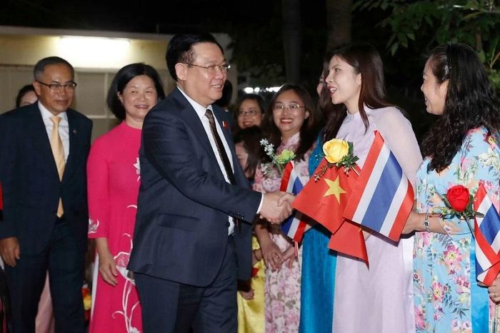  Chủ tịch Quốc hội Vương Đình Huệ với cán bộ, nhân viên Đại sứ quán Việt Nam tại Thái Lan tại lễ đón. (Ảnh: Doãn Tấn/TTXVN) 