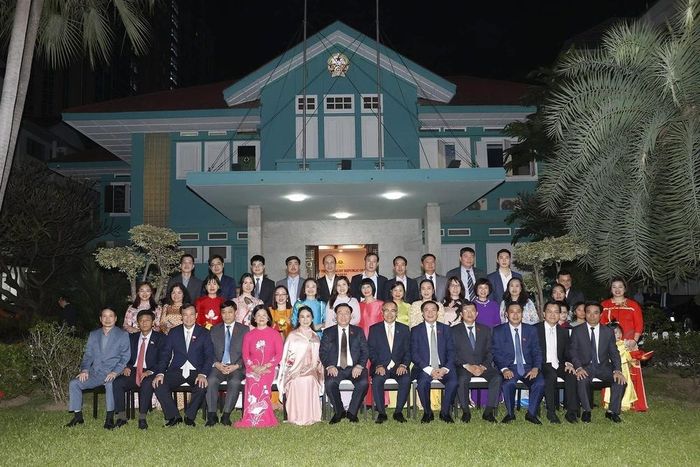  Chủ tịch Quốc hội Vương Đình Huệ và đại biểu với cán bộ, nhân viên Đại sứ quán Việt Nam tại Thái Lan. (Ảnh: Doãn Tấn/TTXVN) 