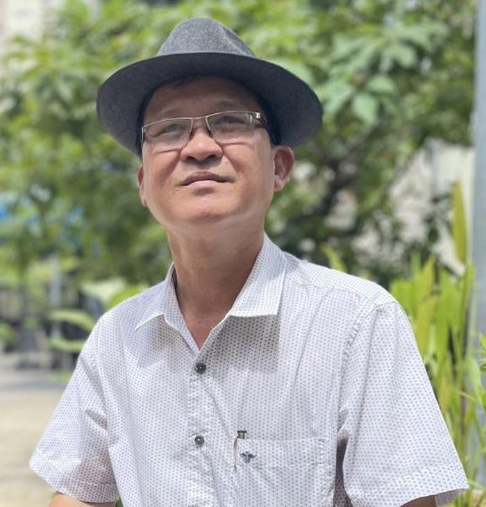 Nhà văn Nguyễn Linh Giang và tác phẩm vừa được xuất bản trong năm 2023 -Ảnh: T.L