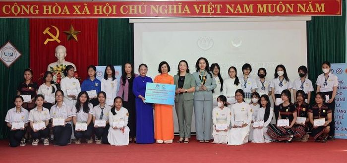 Trao học bổng cho nữ sinh có hoàn cảnh khó khăn