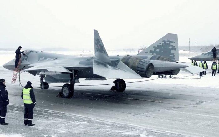 Bên cạnh đó, các chiến đấu cơ tàng hình mới đã được mở rộng đáng kể khả năng, bao gồm cả việc điều khiển biên đội máy bay không người lái mini được thiết kế để hoạt động cùng với Su-57.