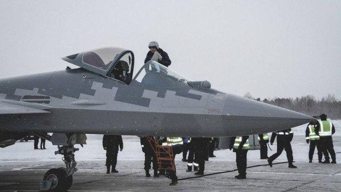 Theo nhận xét từ giới chuyên môn, tiêm kích Su-57 với 6 radar có độ nhạy cao phân tán khắp quanh thân thậm chí đã làm thay vai trò chỉ huy biên đội của máy bay A-50 AWACS.