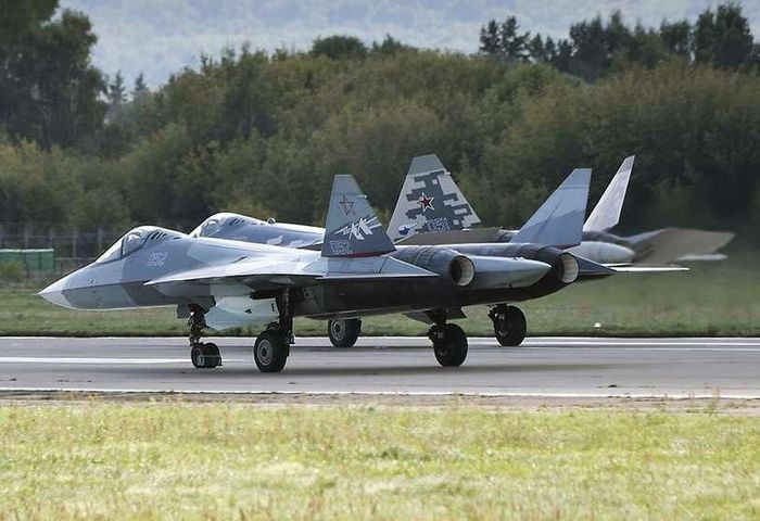 Máy bay không người lái phóng đi từ tiêm kích tàng hình Su-57 sẽ áp đảo các kênh thông tin và phòng không của đối thủ, cùng với việc thực hiện các hoạt động tấn công có độ chính xác cao.