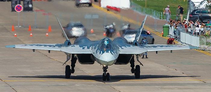 Chức năng chính của Su-57 là chỉ huy cấp chiến thuật cho cả phi đội máy bay có người lái bao gồm Su-30SM2, Su-35S và Su-75 trong tương lai; cũng như rất nhiều máy bay không người lái cho các nhiệm vụ khác nhau, đã được xác nhận.