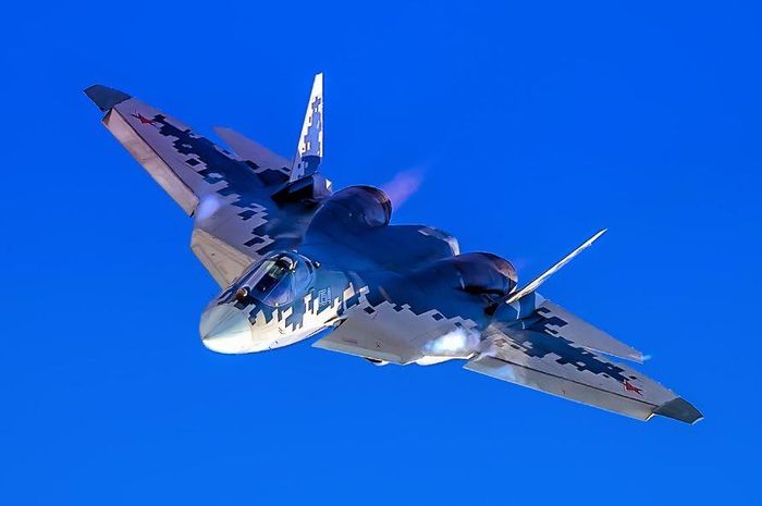 Ông Dangwal gọi Su-57 mới là nguyên mẫu “toàn diện” và nhấn mạnh “Su-57 là tương lai của chiến tranh hiện đại" và đề nghị New Delhi theo dõi chặt chẽ tiến độ của chương trình Su-57.
