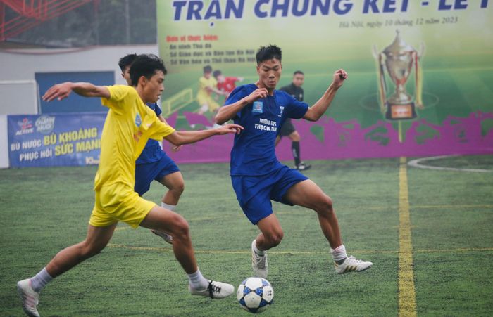 Cả hai đều quyết tâm chiến thắng để mang tấm huy chương đầu tiên về cho phòng truyền thống nhà trường