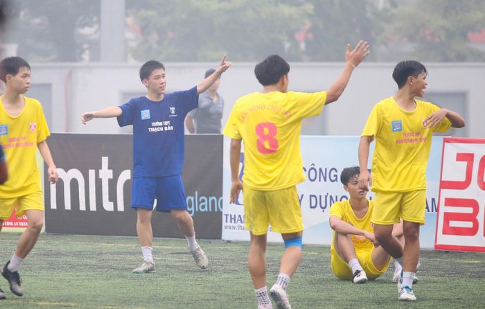Đội bóng áo xanh ghi 3 bàn thắng lần lượt nhờ công Thế Phong (phút 18) và Gia Huy (phút 19, 40)