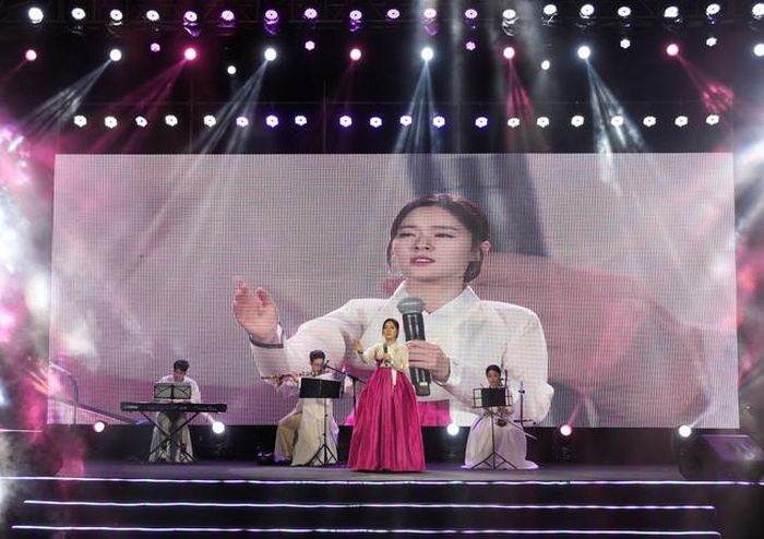 Phần trình diễn của đoàn nghệ thuật trường Đại học Quốc gia Seoul