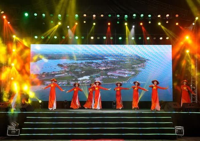 Tiết mục biểu diễn chào mừng của đoàn nghệ sĩ Hội An tại sự kiện
