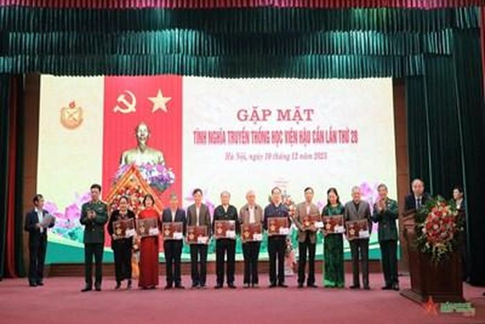 Lãnh đạo Học viện Hậu cần trao quà chúc mừng các cán bộ hưu trí của Học viện Hậu cần.