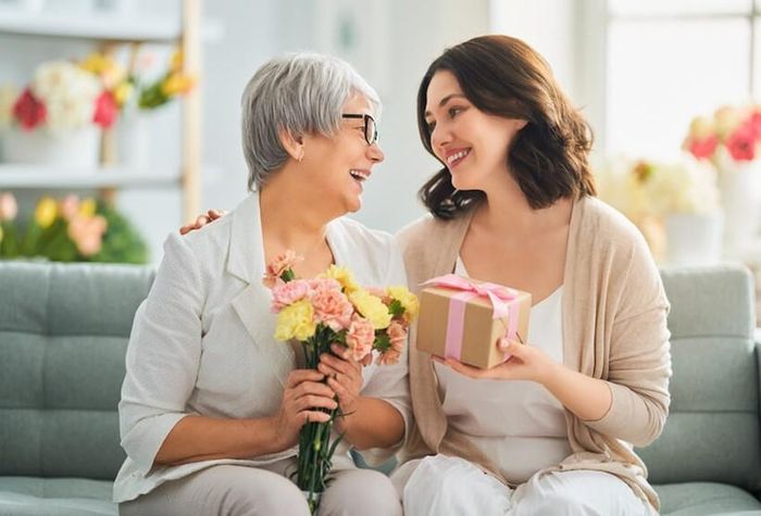 Sự gần gũi cũng tăng lên khi mẹ chồng dành nhiều thời gian hơn cho con dâu của mình. (Ảnh: ITN).