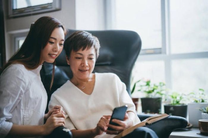 Mối quan hệ tốt đẹp với mẹ chồng chắc chắn sẽ có lợi cho cuộc hôn nhân của bạn. (Ảnh: ITN).