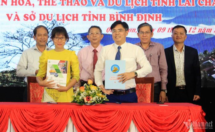 Ký kết biên bản ghi nhớ hợp tác hai sở Văn hóa, Thể thao và Du lịch tỉnh Lai Châu – Sở Du lịch tỉnh Bình Định (Ảnh: Diễm Phúc).