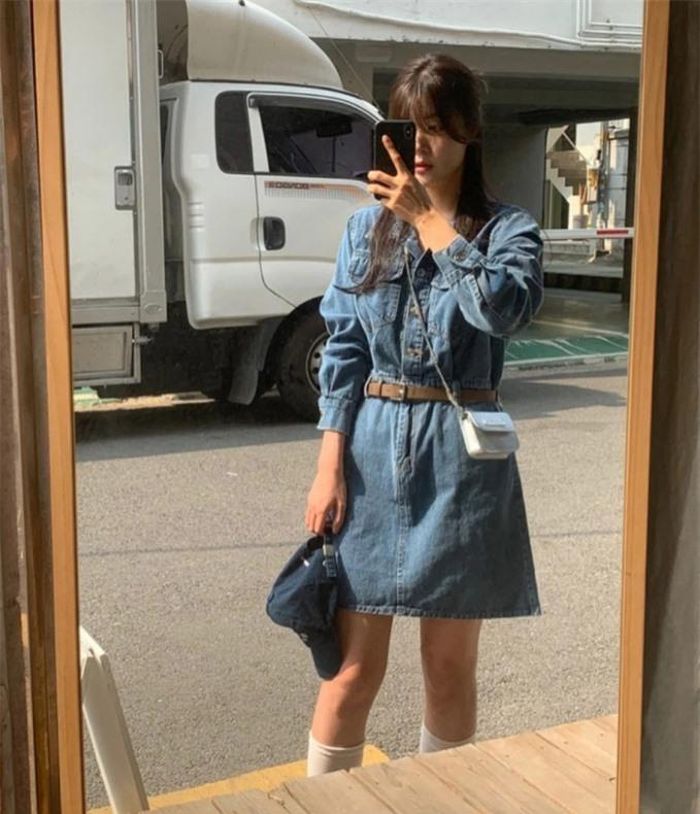 Những khi lười ăn vận cầu kỳ, bạn có thể học cô nàng này diện mẫu váy jeans như thế này. Cô chọn dáng váy ngắn trên đầu gối, chiết eo để tôn dáng cao ráo hơn. Hoàn thiện set đồ với tóc buộc nửa, mũ lưỡi trai và túi đeo chéo nhỏ xinh là cô đã có set đồ ưng mắt khi dạo phố.
