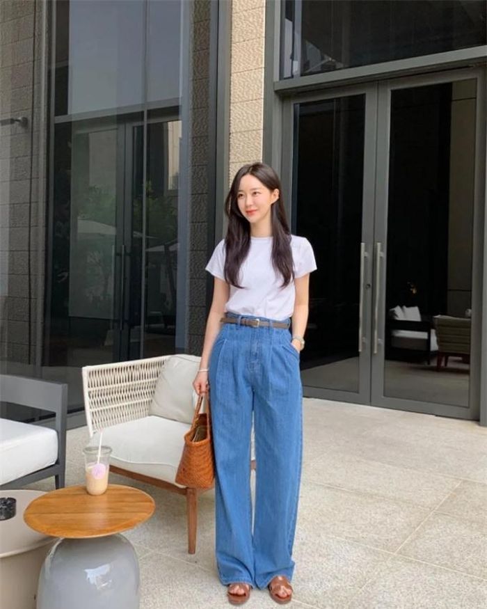Chẳng cần ăn vận cầu kỳ chỉ cần diện quần jeans dáng suông mix cùng áo thun trắng như cô nàng này là bạn đã có set đồ ưng mắt, diện đi làm hay đi chơi cũng đều ổn cả. Bạn đừng quên hoàn thiện set đồ với 1 đôi sandal nhẹ nhàng và túi cầm tay xinh xắn.
