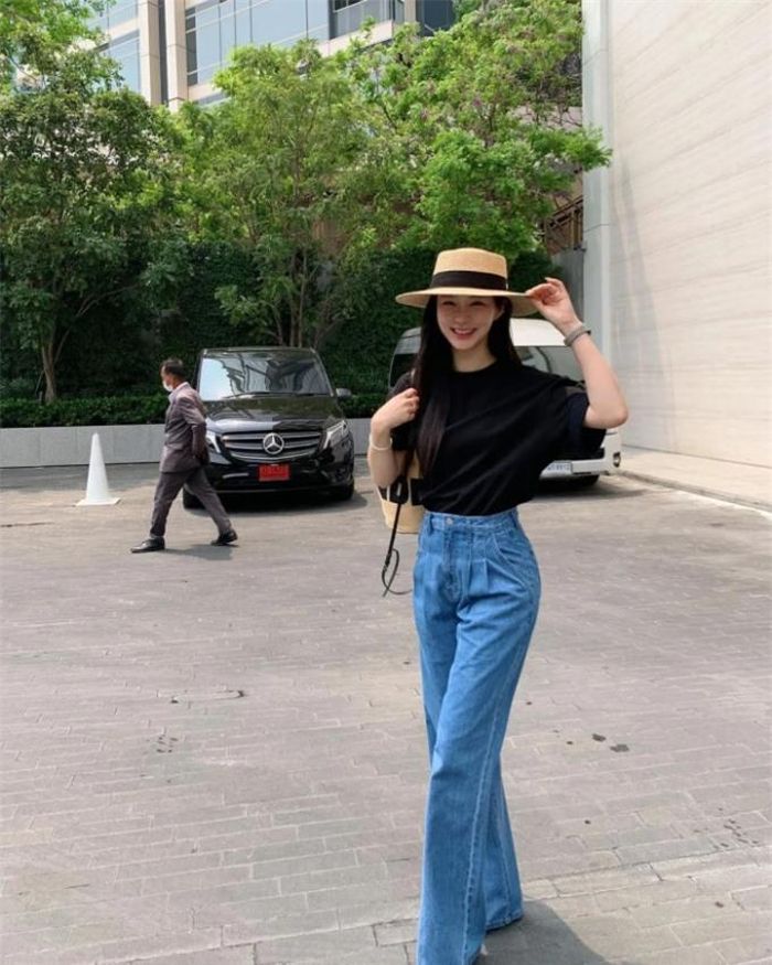 Cô nàng này ghi điểm tôn dáng tuyệt đối khi chọn dáng quần jeans ống loe mix cùng sandal cao gót hack chân dài miên man. Cô mix quần với áo thun đen trơn màu, đội mũ cói thú vị.