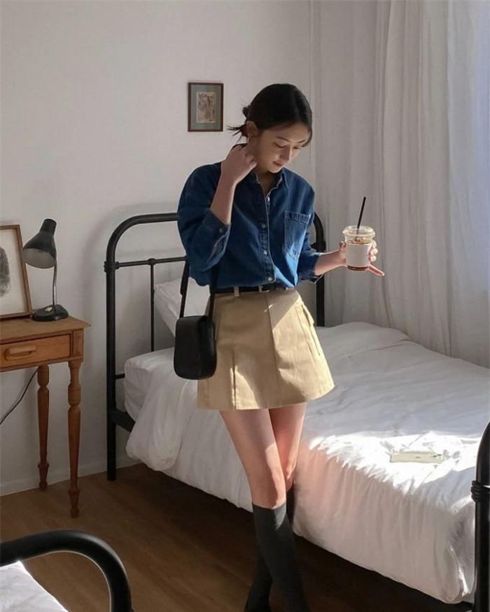 Cô nàng này lại ghi điểm điệu đà hơn chút đỉnh khi diện sơ mi denim mix cùng chân váy chữ A. Dáng chân váy ngắn giúp cô trông cao ráo và mảnh mai hơn, tôn chân dài miên man.