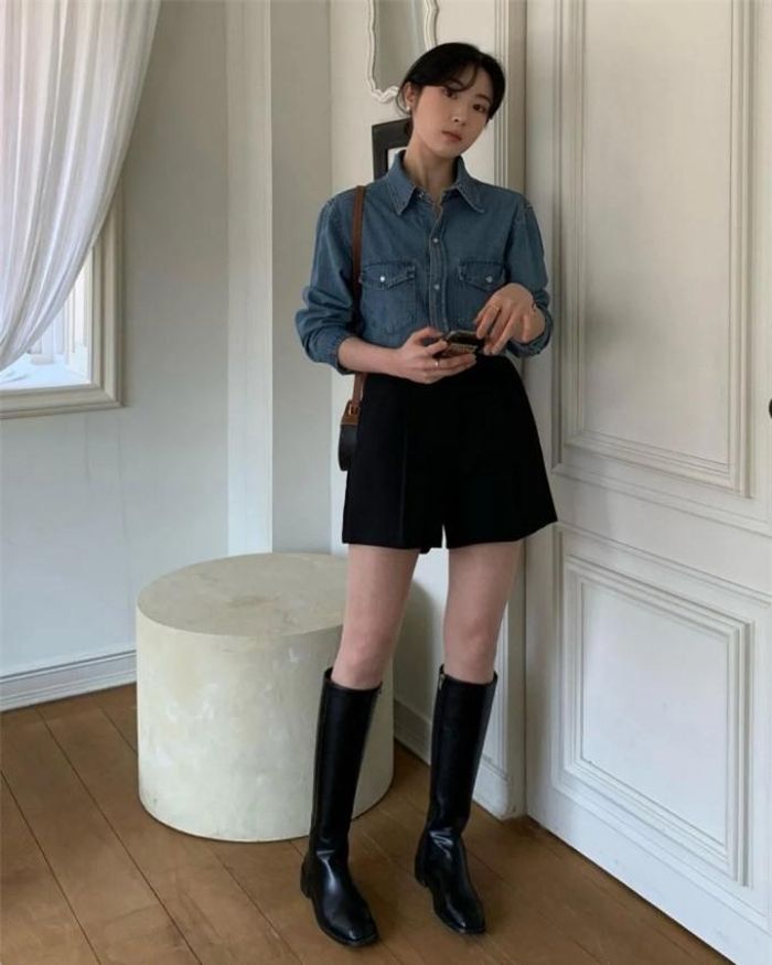 Để ghi điểm năng động, bạn có thể diện áo sơ mi denim mix cùng quần short, boots cao cổ giống như cô nàng này. Set đồ chỉ mang 2 tông màu nhưng không vì thế mà mất đi vẻ cá tính, trẻ trung.