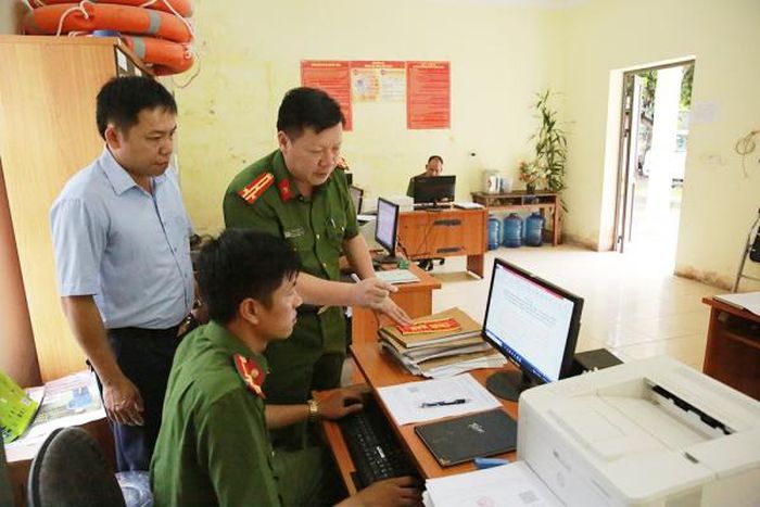 Thượng tá Vàng A Chính, Trưởng Công an huyện Nậm Pồ cùng lãnh đạo UBND xã Chà Nưa kiểm tra công tác triển khai Đề án 06 tại Công an xã Chà Nưa.