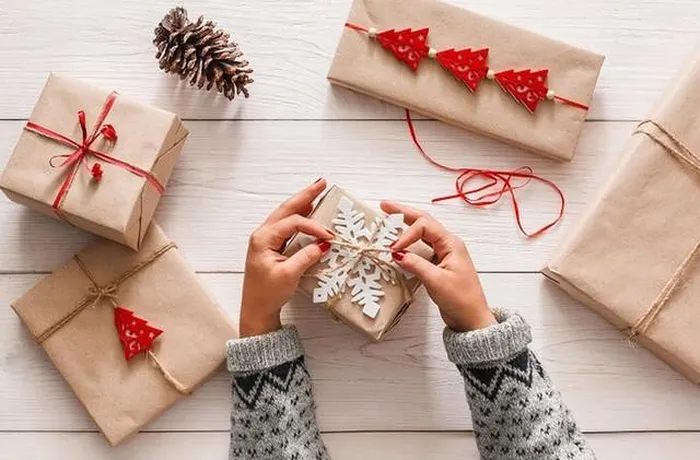 Mọi người sẽ trao tặng cho nhau những món quà Giáng sinh cùng những lời chúc ý nghĩa.