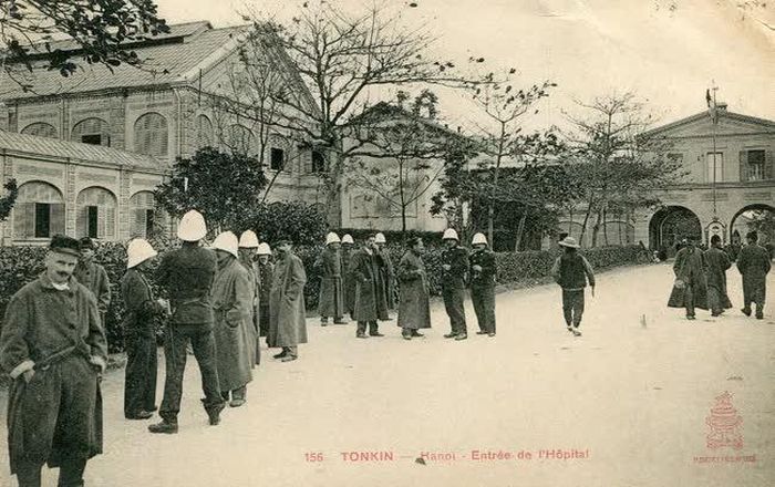Đường vào bên trong bệnh viện quân đội De Lanessan. (Bưu ảnh Dieulefils)