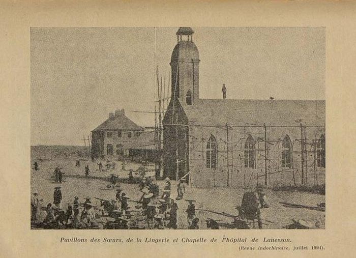 Bệnh viện quân đội De Lanessan đang xây dựng, khu nhà nguyện và hậu cần. (Revue Indochinoise 7-1894)