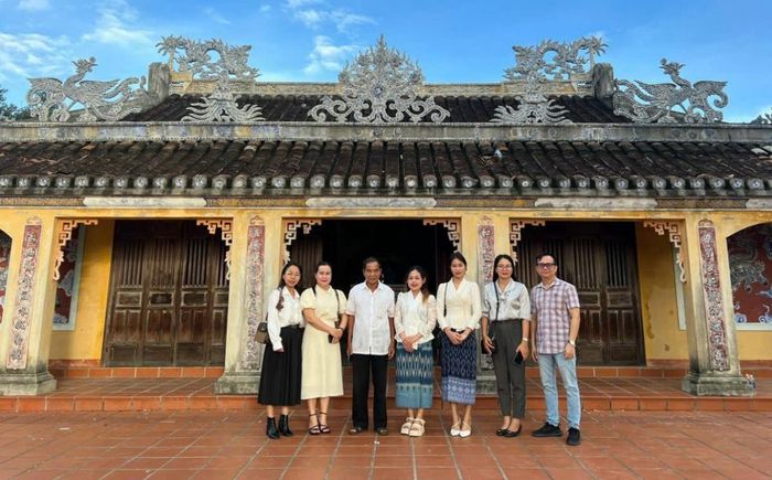 Mỹ Linh và Châu Anh được đi tham quan Đình làng Hòa An.