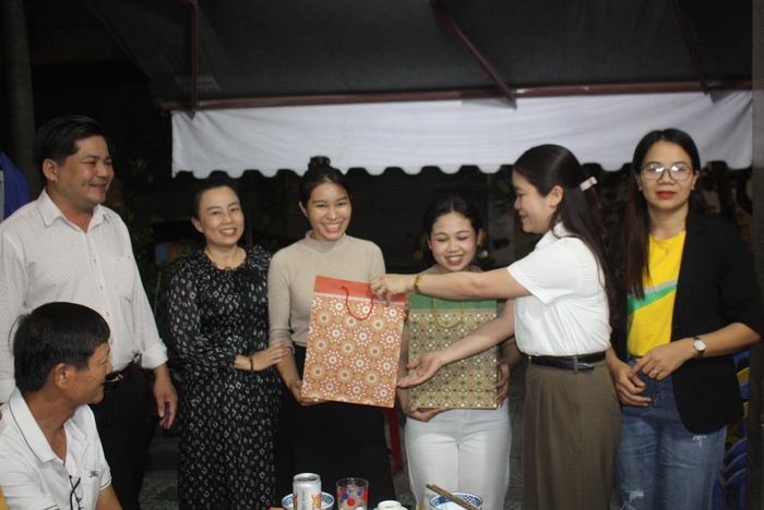 Châu Anh và Mỹ Linh nhận quà của P.Hòa An trước khi chia tay.