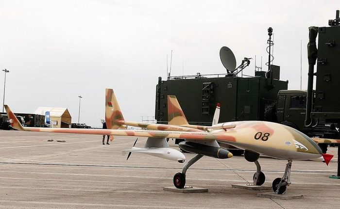 Tuy nhiên theo nhà sản xuất, trong tương lai gần, phạm vi hoạt động của chiếc UAV này thậm chí có thể tăng gấp rưỡi. Sải cánh của máy bay không người lái là 9,24 mét, cho phép mang theo nhiều loại vũ khí..