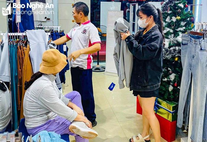  Dù giảm giá sâu nhưng nhiều cửa hàng cũng chỉ thưa thớt khách mua. Ảnh: T.P 