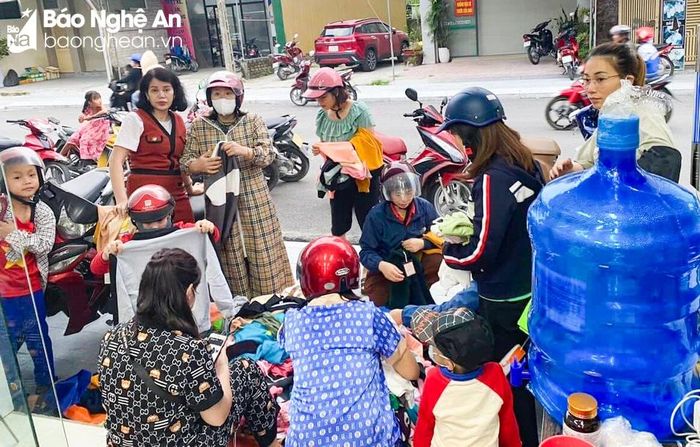  Nhiều shop áo quần phải dọn hàng ra vỉa hè thanh lý đồ mùa Đông với giá bèo để vớt vốn. Ảnh: T.P 