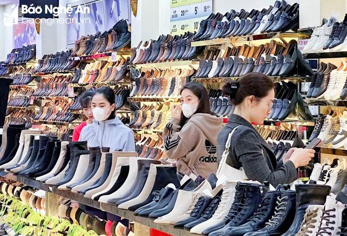  Các mặt hàng như giày, bốt cũng bán chậm. Ảnh: T.P 