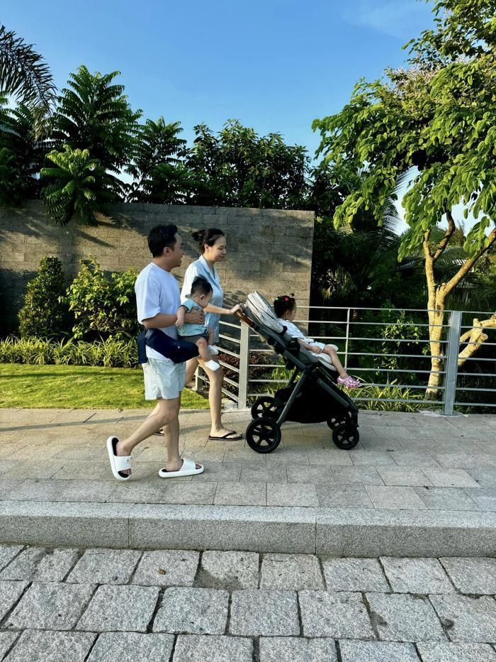 Khoảnh khắc đời thường của Cường Đô La ở bên cạnh vợ và hai con nhỏ đã "đốn tim" không ít khán giả