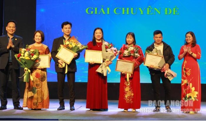 Chị Ma Thị Mây (đứng thứ 2 từ trái sang) nhận giải chuyên đề tại lễ trao giải Cuộc thi Khởi nghiệp đổi mới sáng tạo tỉnh Lạng Sơn 2023