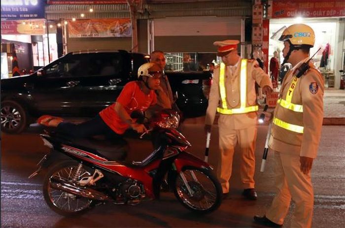 CSGT Công an tỉnh Sơn La tăng cường kiểm tra, xử lý vi phạm về nồng độ cồn.
