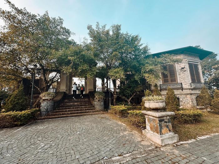 Một biệt thự từ thời Pháp gần như còn giữ được nguyên vẹn, hiện đang nằm trong khu vực quản lý của một khu resort (Ảnh: Hoàng Quyên)