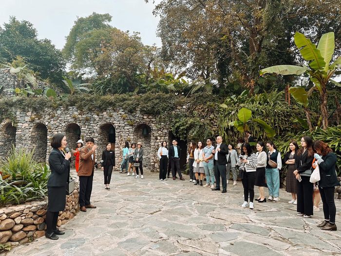 Nhiều phế tích hiện đang nằm trong một số khu nghỉ dưỡng trên núi Ba Vì. (Ảnh: Hoàng Quyên)