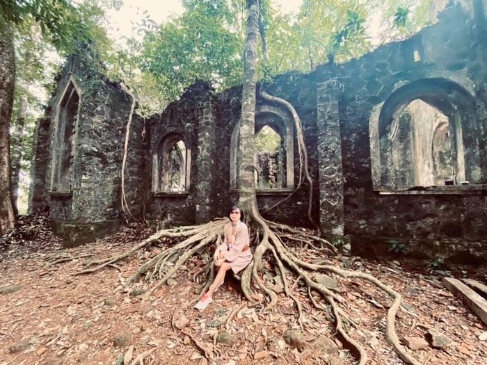 Kiến trúc gothic cùng sự rêu phong của nhà thờ đổ là điểm check-in hút du khách.
