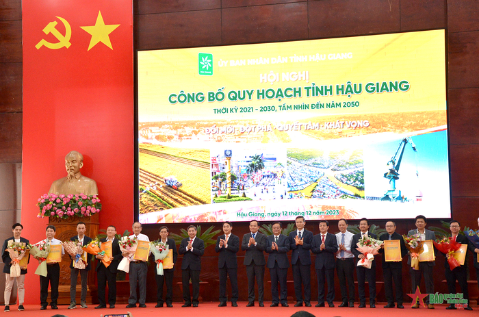  Lãnh đạo tỉnh Hậu Giang trao hoa và các quyết định tới các nhà đầu tư, doanh nghiệp. 
