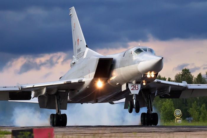 Cuộc tấn công của quân đội Ukraine rất ác liệt và các căn cứ không quân trong nội địa Nga cũng không “miễn trừ”. Có thông tin cho rằng, một máy bay ném bom tầm xa Tu-22M của Nga đã bị UAV của Ukraine làm hư hại.