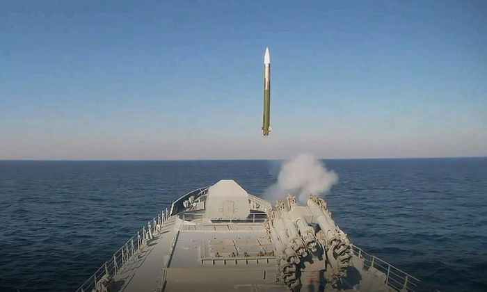 Trên thực tế, Ukraine chắc chắn đã cố tình phóng đại tác dụng tấn công bằng UAV của họ. Vào một buổi sáng gần đây, 17 chiếc UAV của Ukraine đã xuất hiện trên vùng biển Biển Đen và Crimea; nhưng cuộc tấn công nhằm “gây hỗn loạn này”, nhanh chóng “bị giải tán”, trước việc đánh chặn “có trật tự và quyết đoán” của Nga.