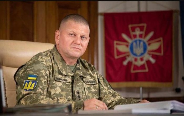 Tướng Zaluzhny cũng phân tích sâu về bản chất của cuộc khủng hoảng Ukraine, tin rằng do sử dụng nhiều UAV, nên cả Nga và Ukraine đều có khả năng nhận thức tình huống, đồng nghĩa với việc khó có thể tập trung lực lượng một cách bí mật.