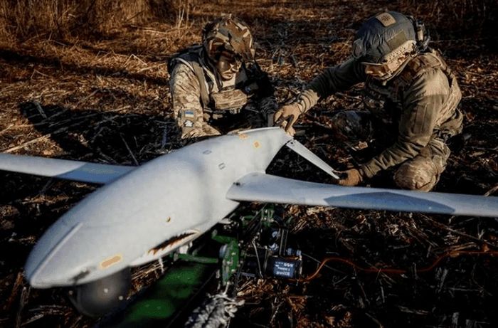 Là một phần của chiến dịch phản công, quân đội Ukraine đã sử dụng các làn sóng UAV tấn công tới miền Tây nước Nga, bán đảo Crimea và cả khu vực Biển Đen. Thậm chí cả tàu chiến Nga cũng bị tàu không người lái tự sát của hải quân Ukraine tiến công.