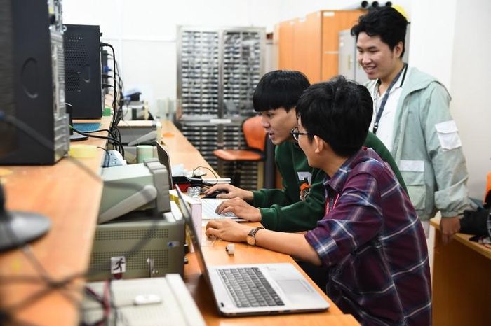 Sinh viên Trường Đại học Quốc tế, Đại học Quốc gia TPHCM trong giờ học. Đây là một trong những trường thành viên thực hiện cơ chế hoạt động tự chủ sớm nhất trong Đại học Quốc gia TPHCM. Ảnh: Nguyễn Ngọc