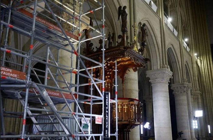 Quang cảnh gian giữa của Nhà thờ Đức Bà Paris và công việc trùng tu tiếp tục trước khi mở cửa trở lại cho công chúng. (Ảnh:Christophe Ena/Pool qua Reuters).
