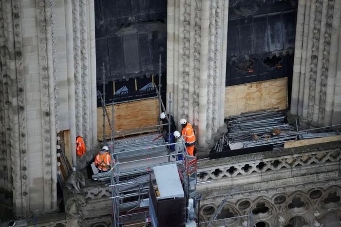 Công nhân đang làm việc tại nhà thờ Đức Bà Paris. (Ảnh:Christophe Ena/Pool qua Reuters).