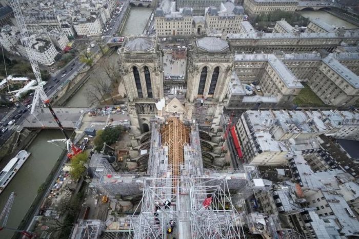 Nhà thờ Đức Bà Paris được chụp từ đỉnh ngọn tháp. (Ảnh:Christophe Ena/Pool qua Reuters).