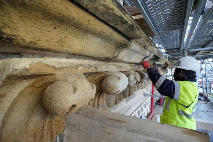 Một người làm việc tại mặt tiền của nhà thờ Đức Bà Paris ở Paris. (Ảnh:Christophe Ena/Pool qua Reuters).