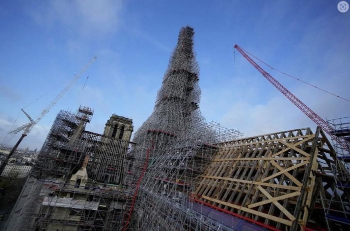 Ngọn tháp của nhà thờ Đức Bà Paris được bảo vệ bằng giàn giáo. (Ảnh:Christophe Ena/Pool qua Reuters).